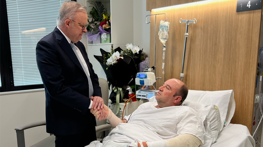 Başbakan Albanese ayağına gitti: Ahmed, sen bir kahramansın