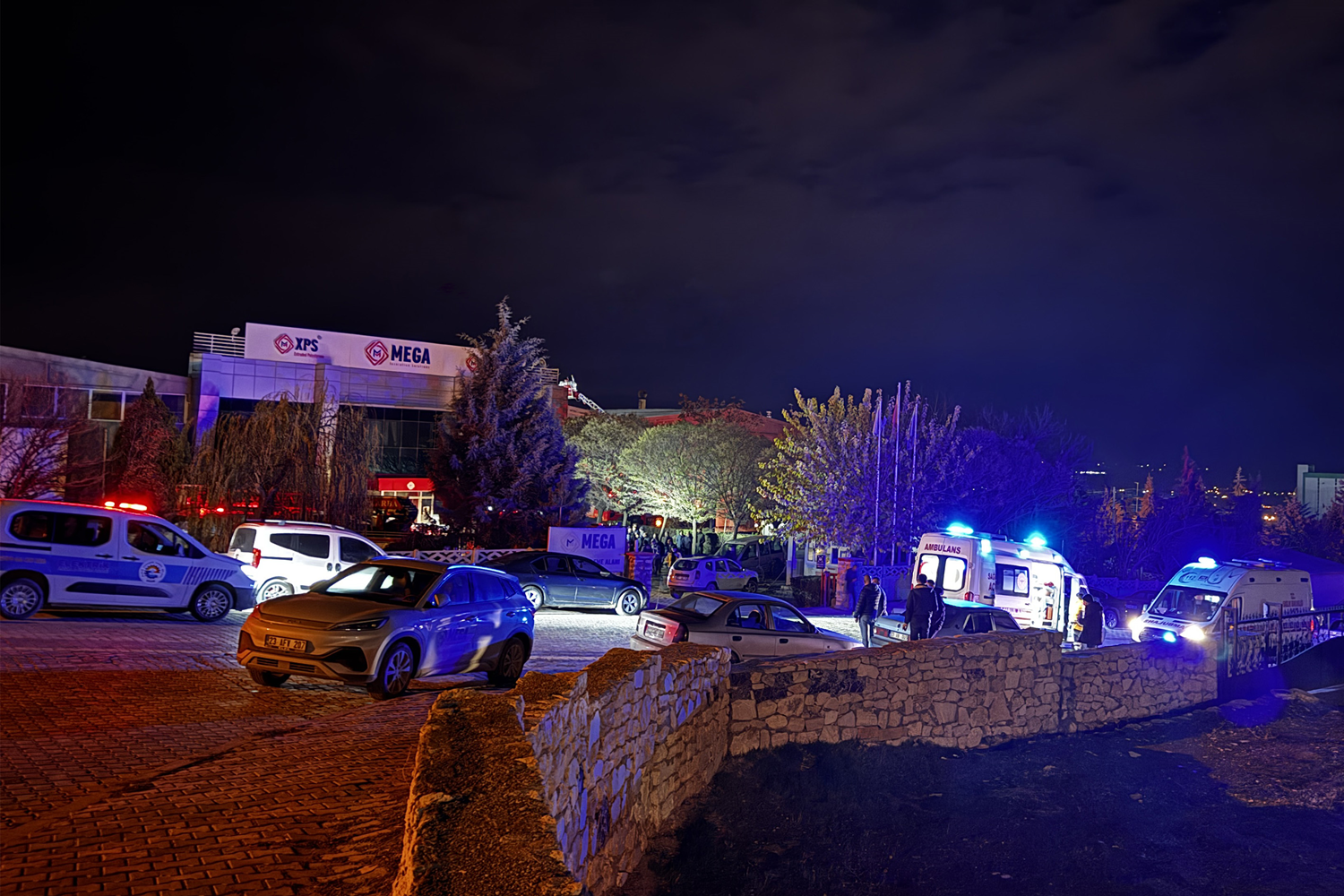 Fabrika yangınında 16 işçi dumandan etkilendi