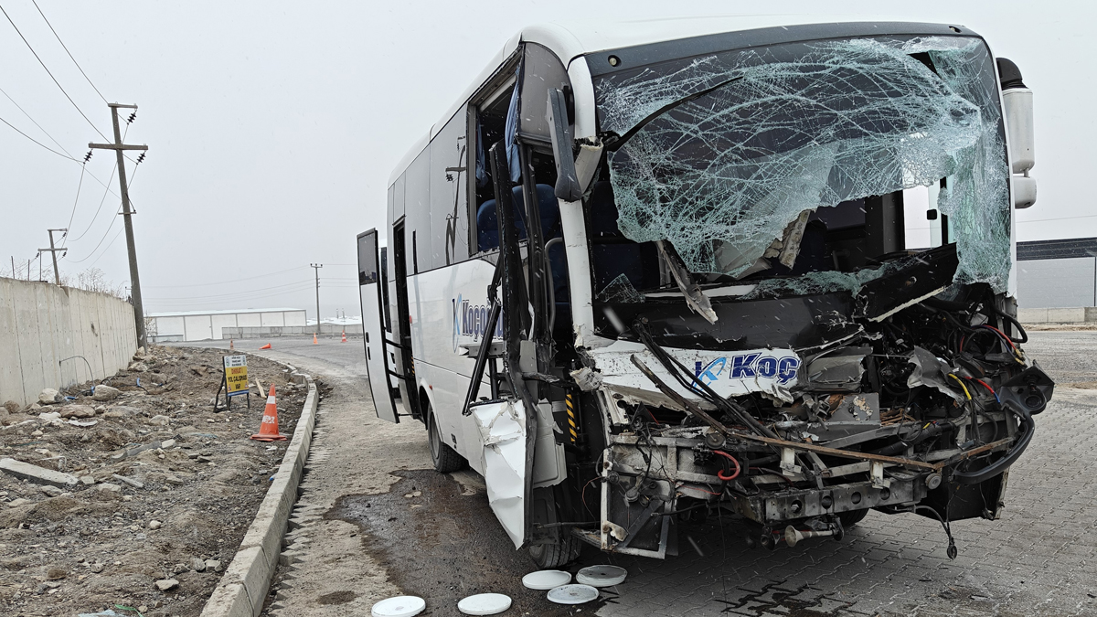 Kayseri'de korkunç kaza: 22 kişi yaralandı