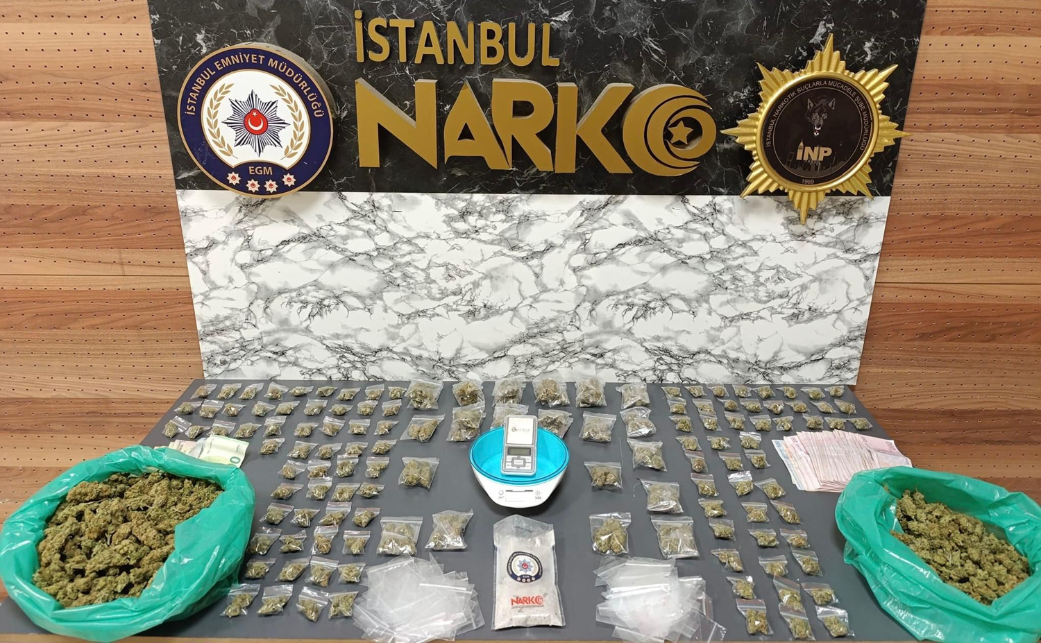 Polisi görünce camdan attılar! İstanbul'da uyuşturucu operasyonu