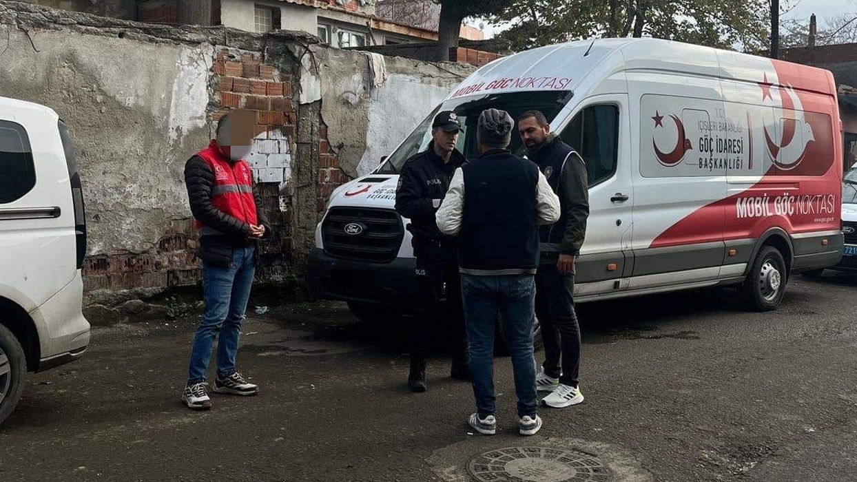 Tırın dorsesinden onlarca göçmen çıktı: 2 şüpheli gözaltında