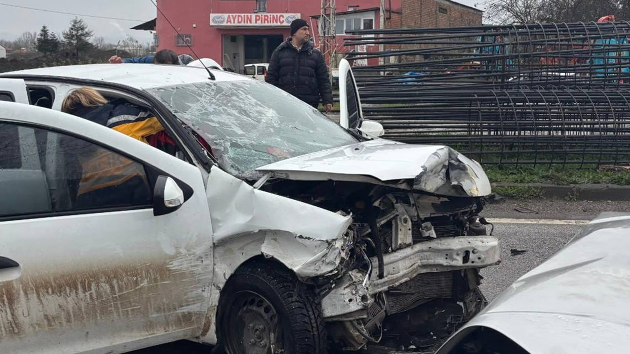 Üç araç birbirine girdi: 6 yaralı