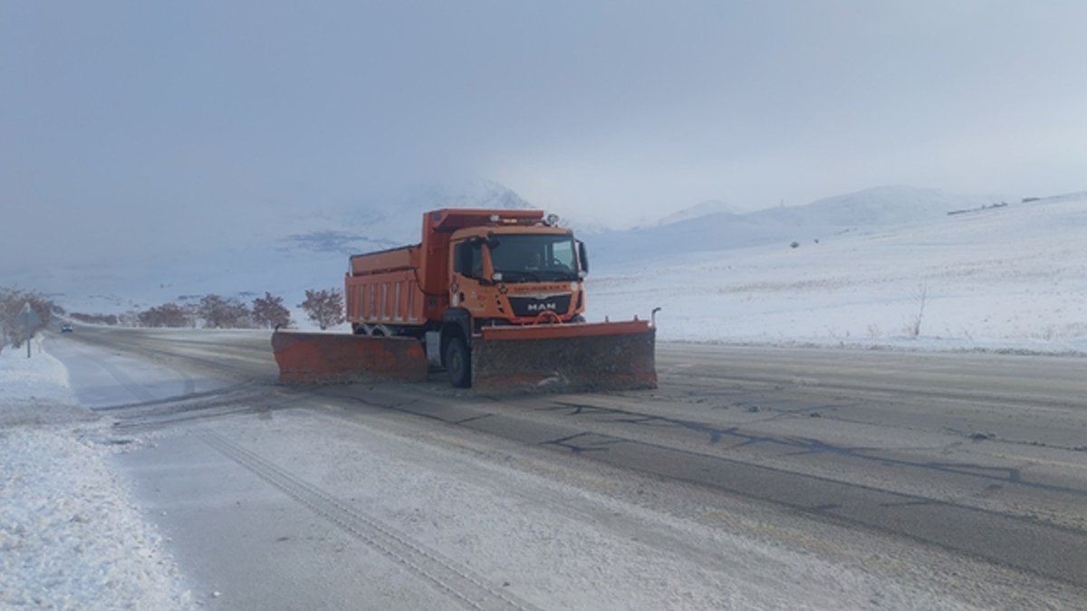 Van'da kış sert başladı: 90 yerleşim yeri ulaşıma kapalı