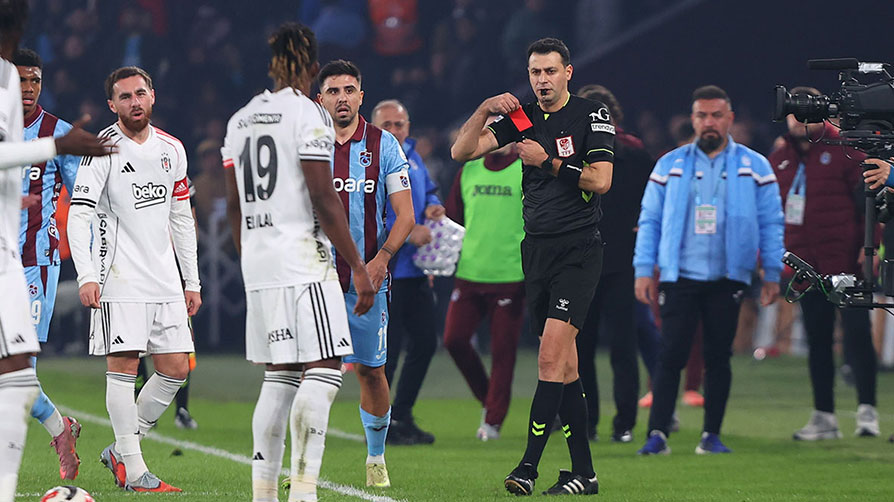 VAR kayıtları açıklandı! Derbideki kırmızı kartın perde arkası...