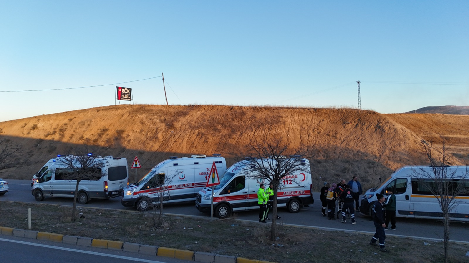 V Kırıkkaleju v Turčiji trčila tri servisna vozila, deset ljudi poškodovanih