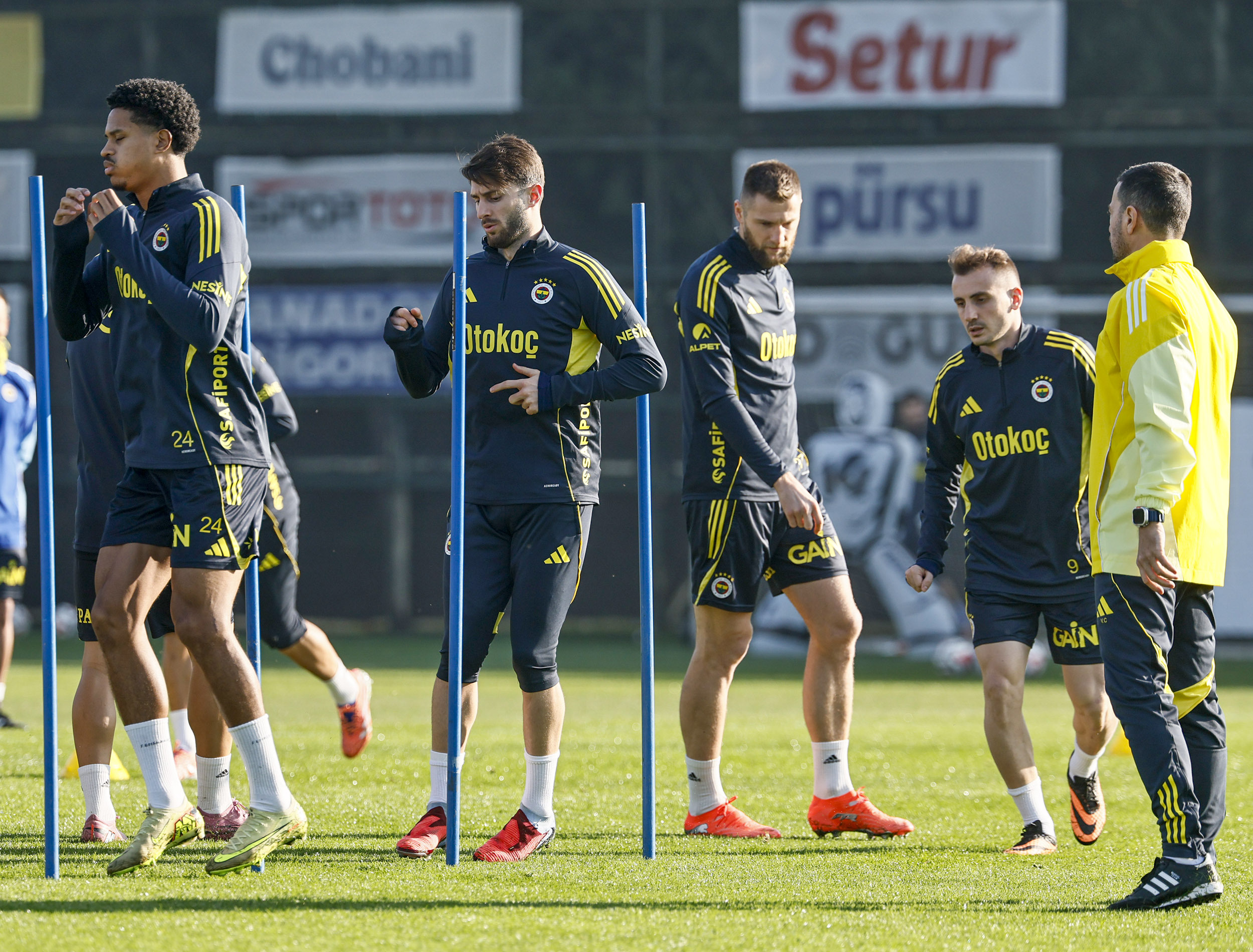 Fenerbahçe se bo v zadnji tekmi prvega dela sezone pomeril z Eyüpsporjem, pet igralcev odsotnih