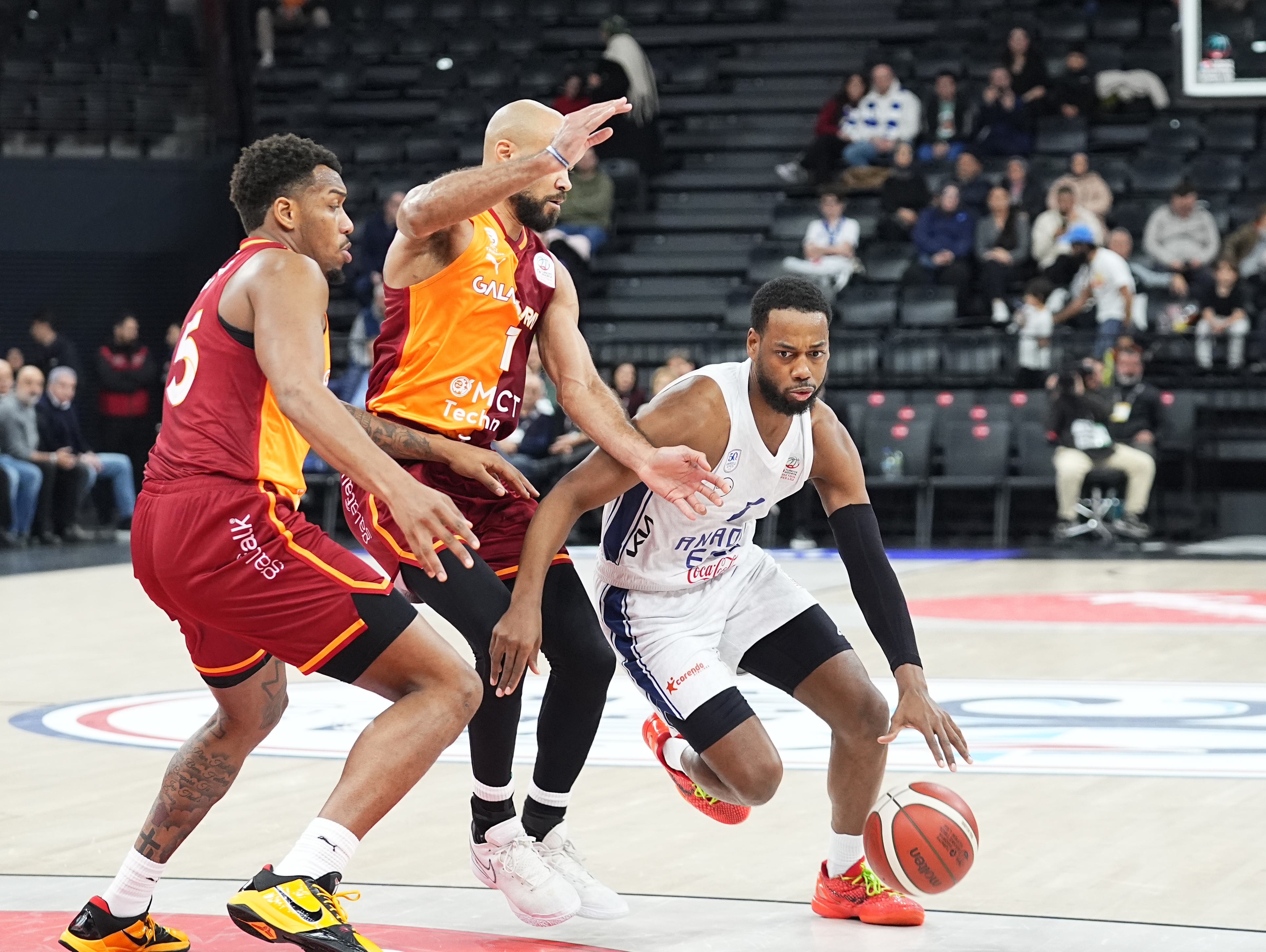 Anadolu Efes, Galatasaray'ı devirdi