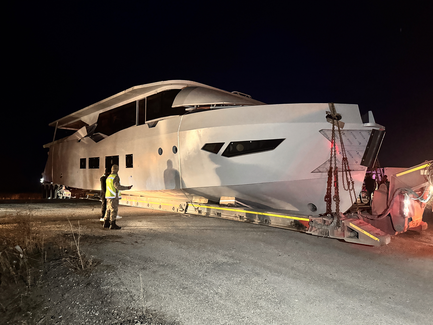 Zaradi tovornjaka z ladjo je bil oviran promet na cesti Erzurum-Artvin