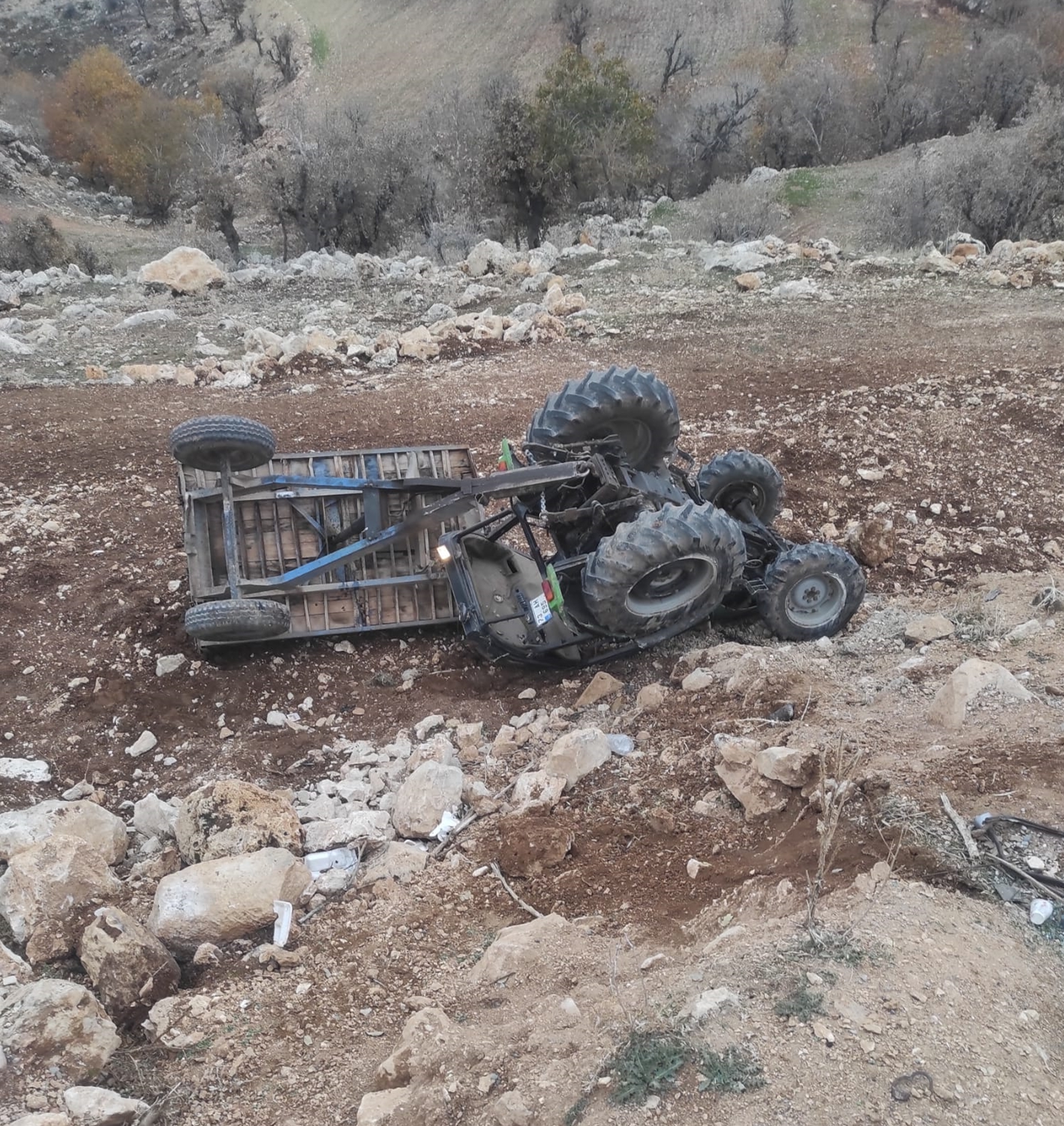 V Şırnaku se je prevrnil traktor, več kot deset ljudi je ranjenih