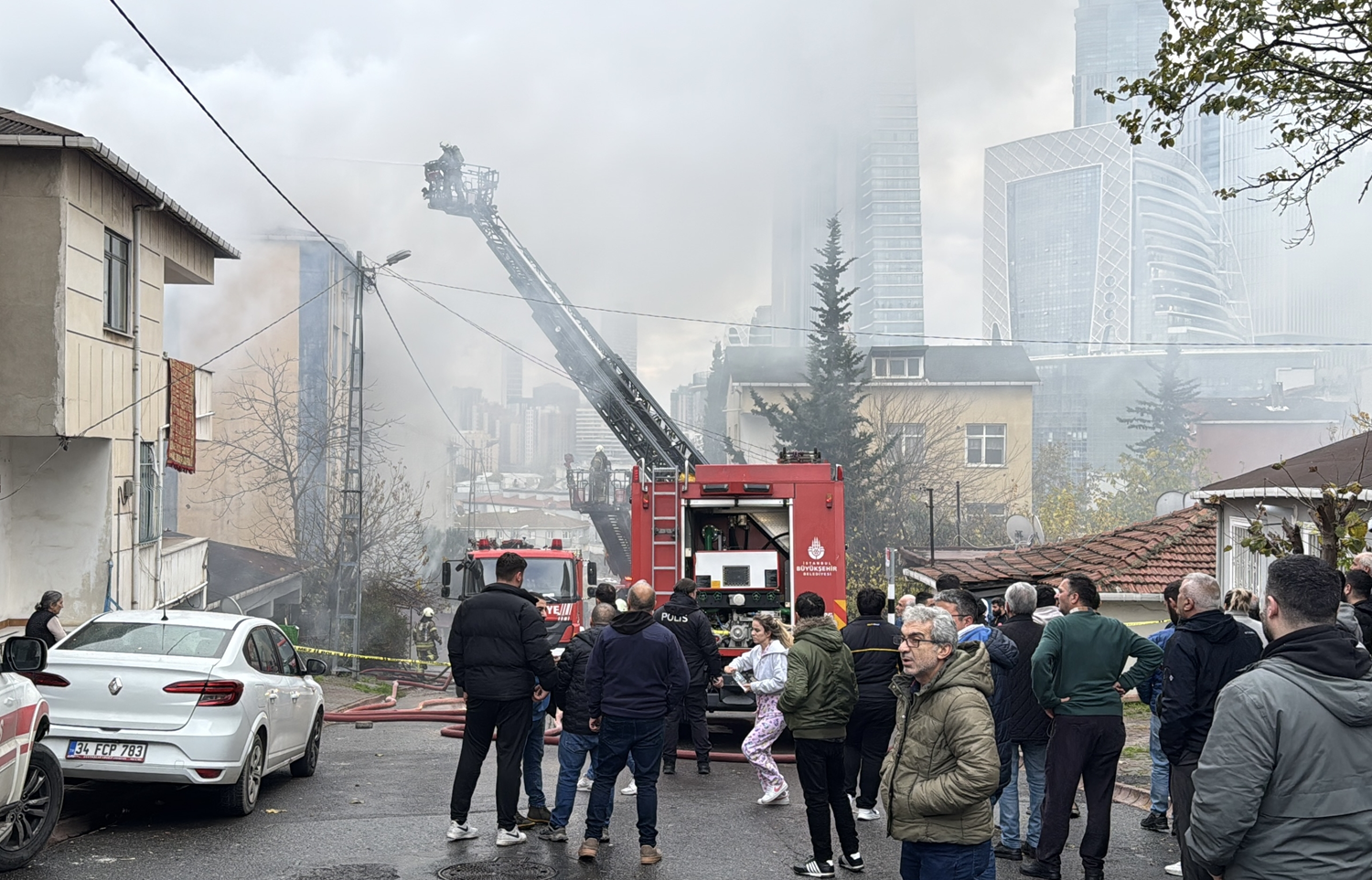 V Ümraniyeju požar na strehi zajel dve hiši, štiri osebe rešene