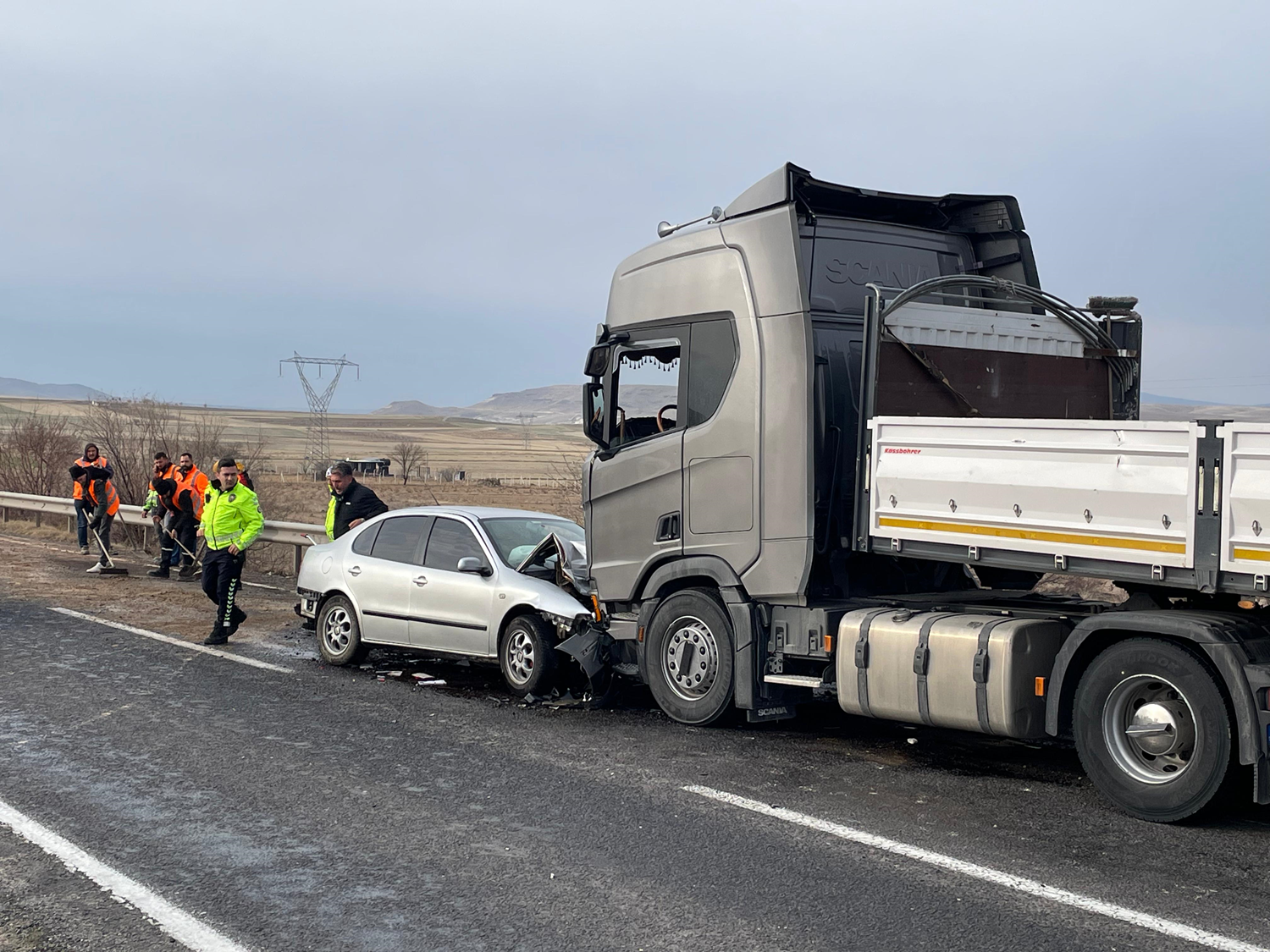 Nevşehir'de otomobil tırla çarpıştı: Ölü ve yaralılar var