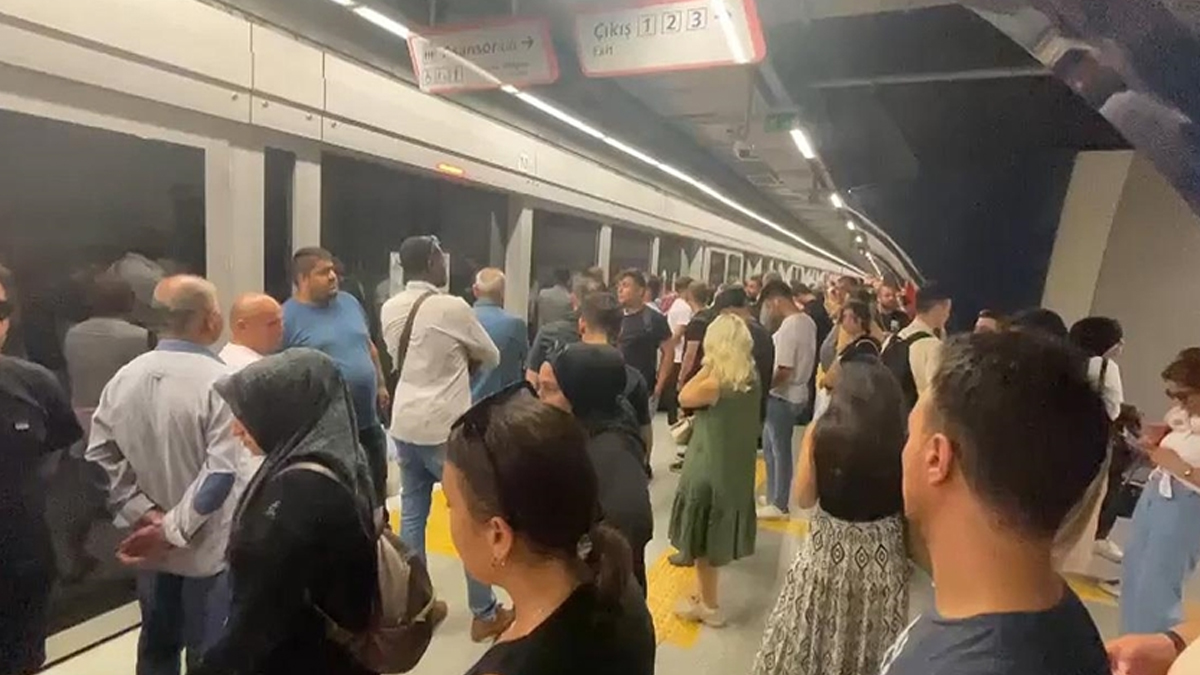 İstanbul'da bitmeyen ulaşım krizi: Metro seferlerinde onlarca kişi mağdur oldu