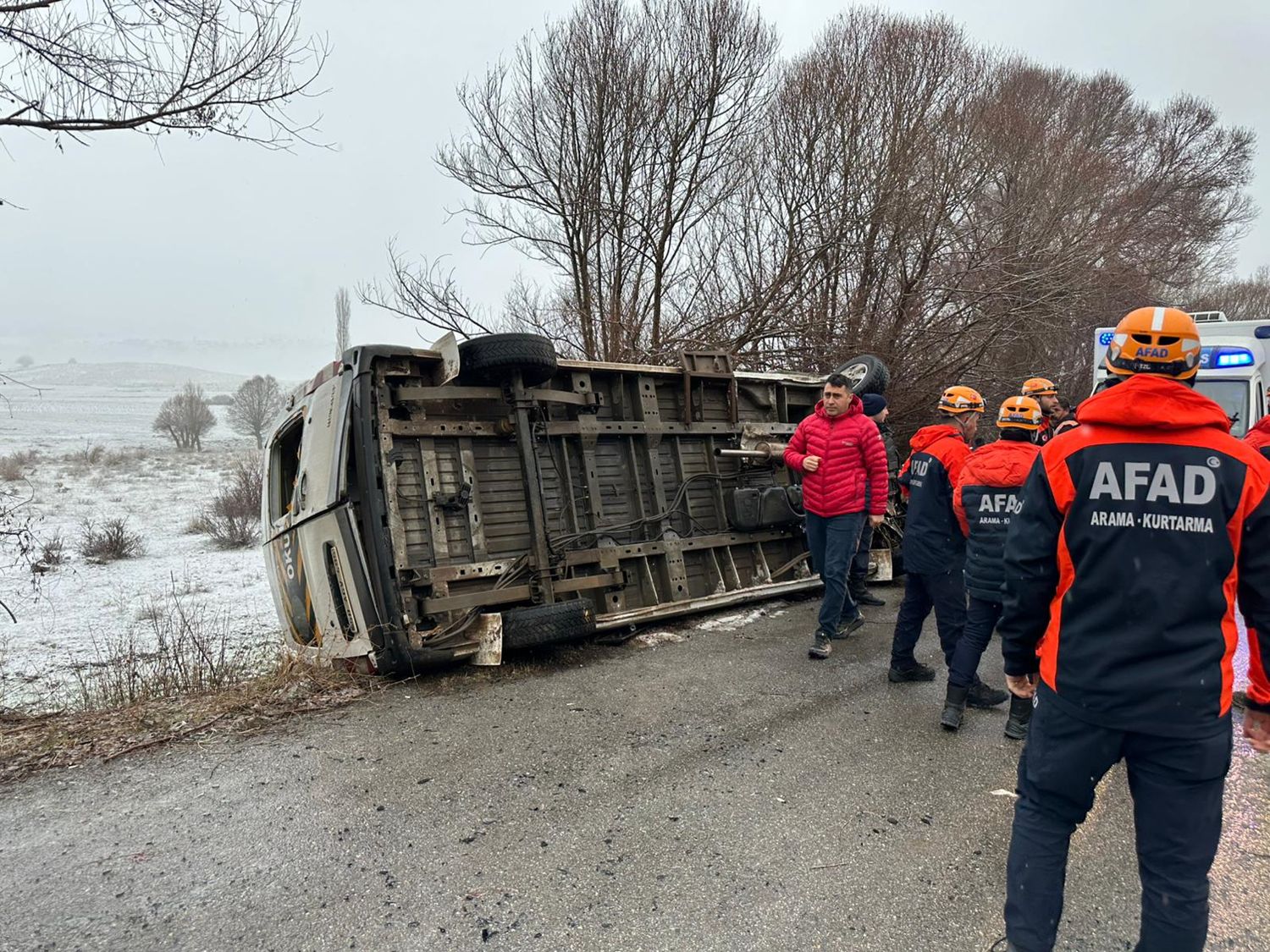 Sivas'ta öğrenci servisi devrildi: 15 yaralı