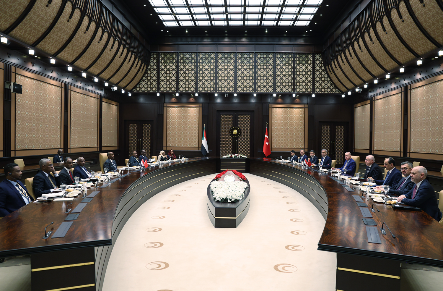 Cumhurbaşkanı Erdoğan, Sudan Egemenlik Konseyi Başkanı Burhan ile çalışma yemeğinde bir araya geldi