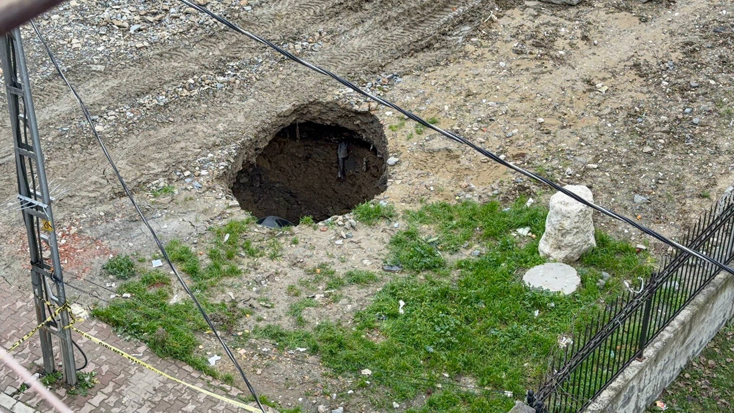 V Esenyurtu avtomobil zaradi zemeljskega plazu končal v luknji, lastnik pa je bil vesel