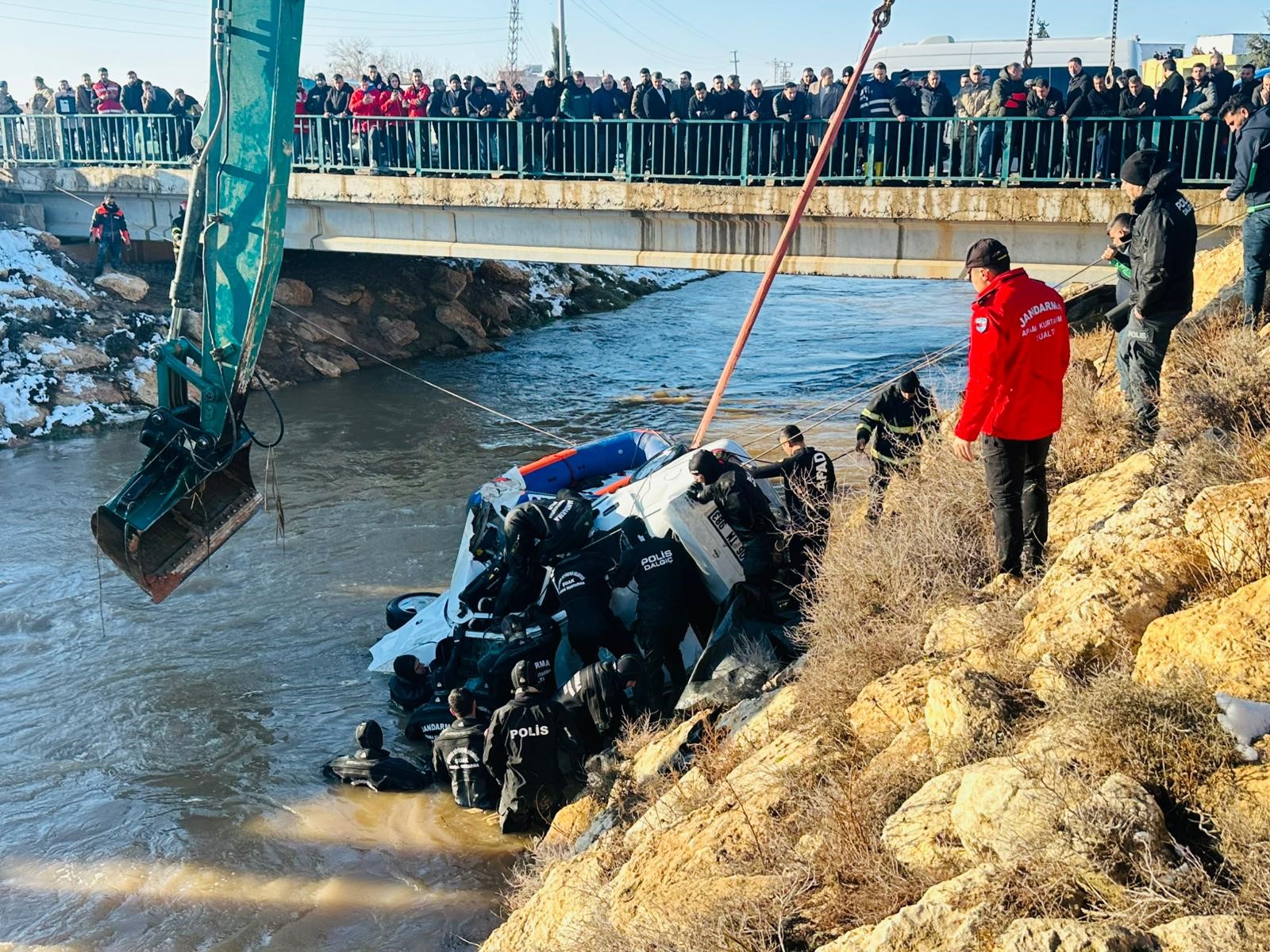 V Turčiji trije otroci umrli v nesreči, ko je avtomobil zapeljal v namakalni kanal