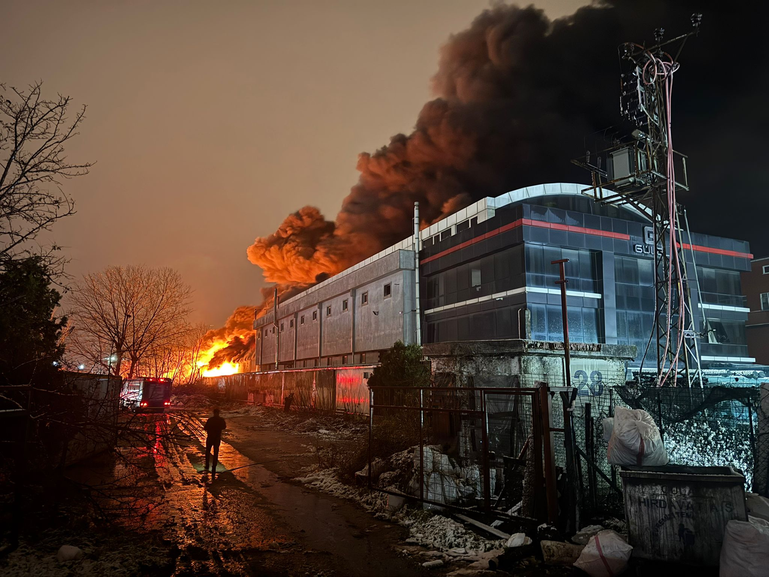 V carigrajskem okrožju Esenyurt zagorelo v tovarni kave