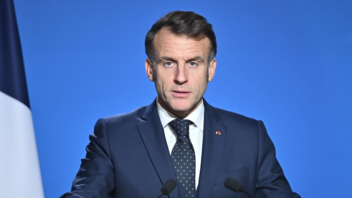 Francoski predsednik Emmanuel Macron napovedal vztrajanje na položaju do konca mandata