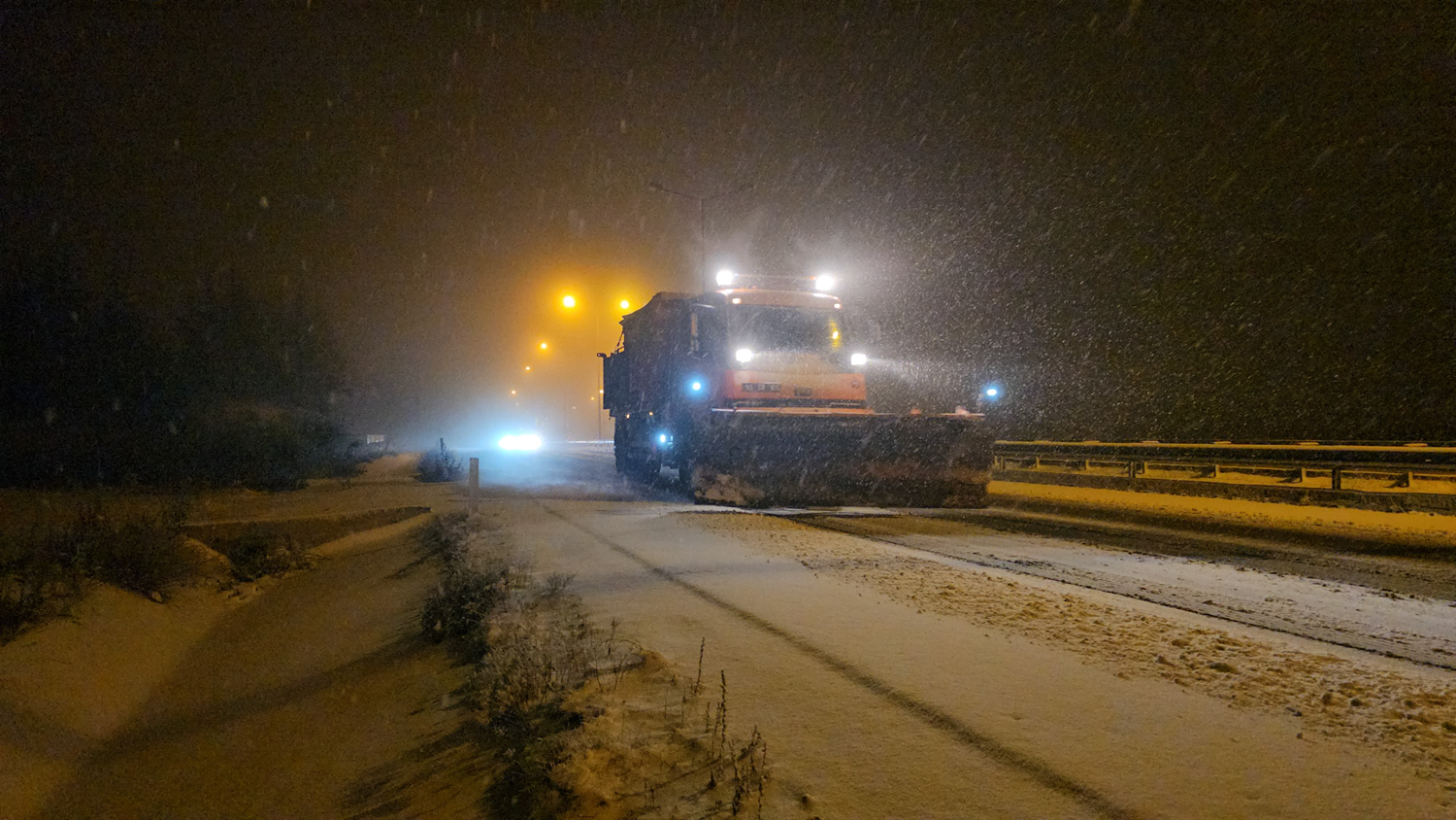 Močno sneženje in snežni zameti v Turčiji zaprli številne cestne povezave