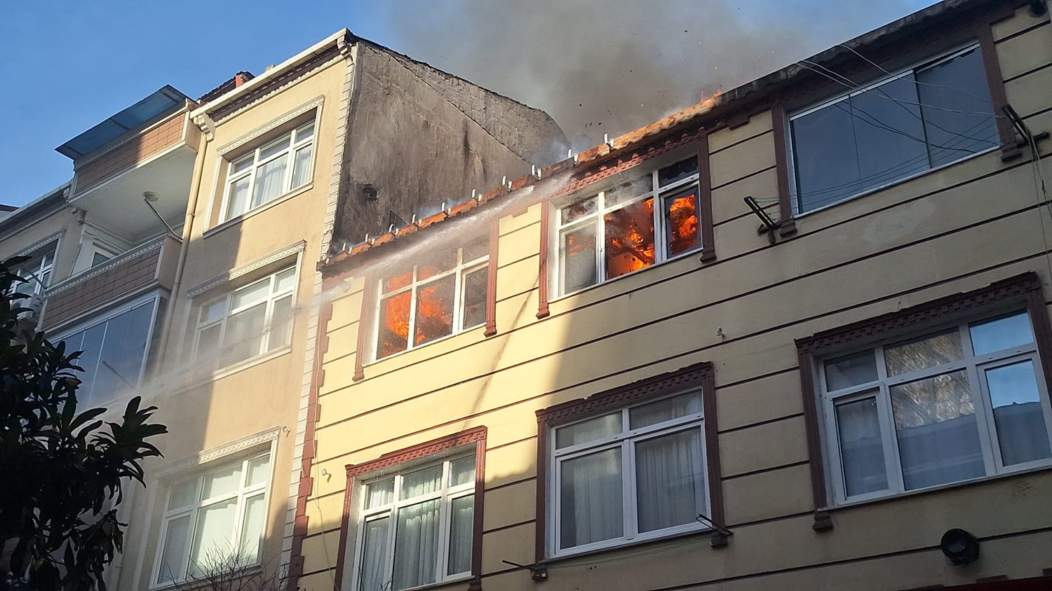 V carigrajski četrti Küçükçekmece zagorelo ostrešje stanovanjske stavbe