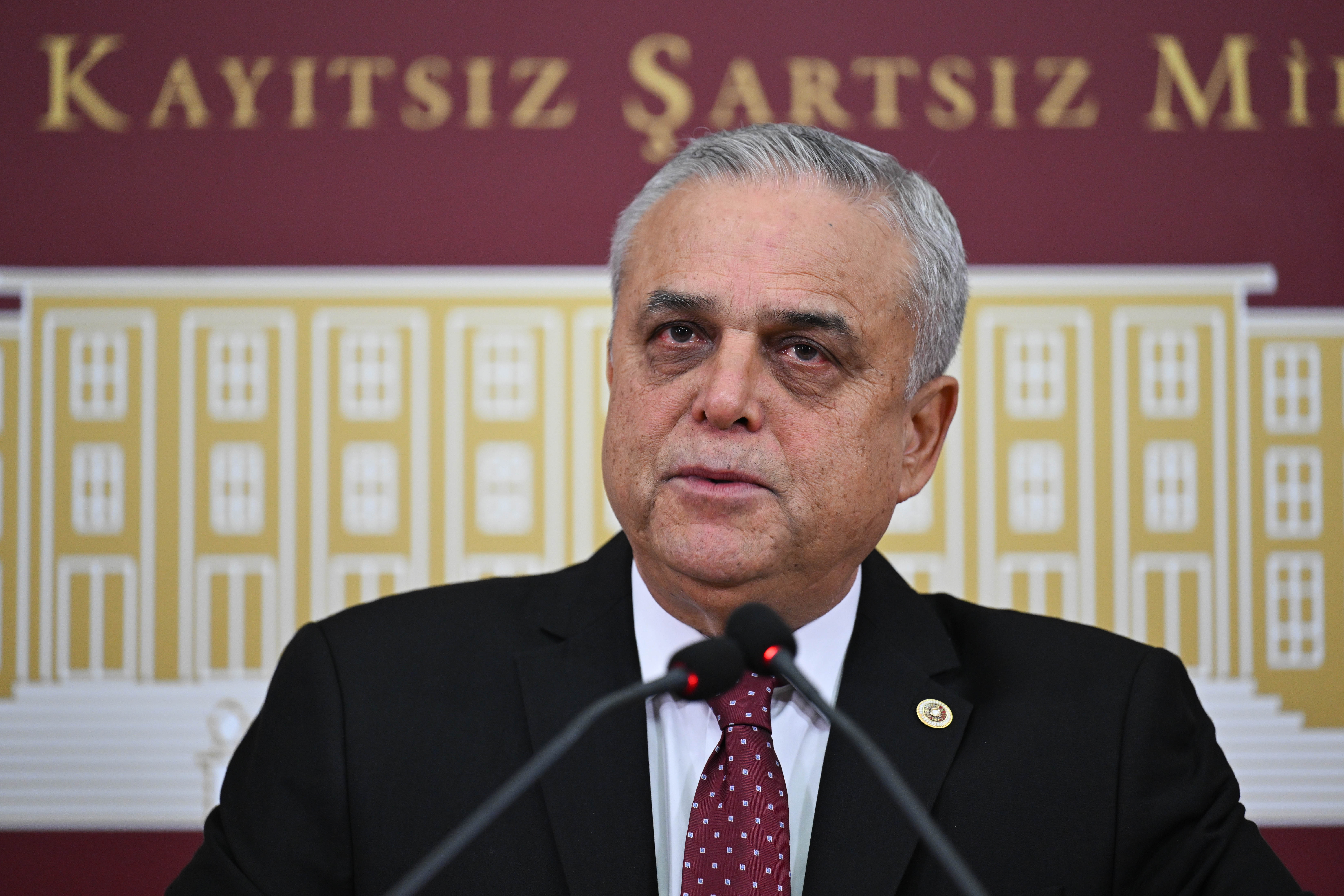 Turški poslanec Hasan Ufuk Çakır izstopil iz stranke CHP in napovedal prestop k vladajoči AK Parti