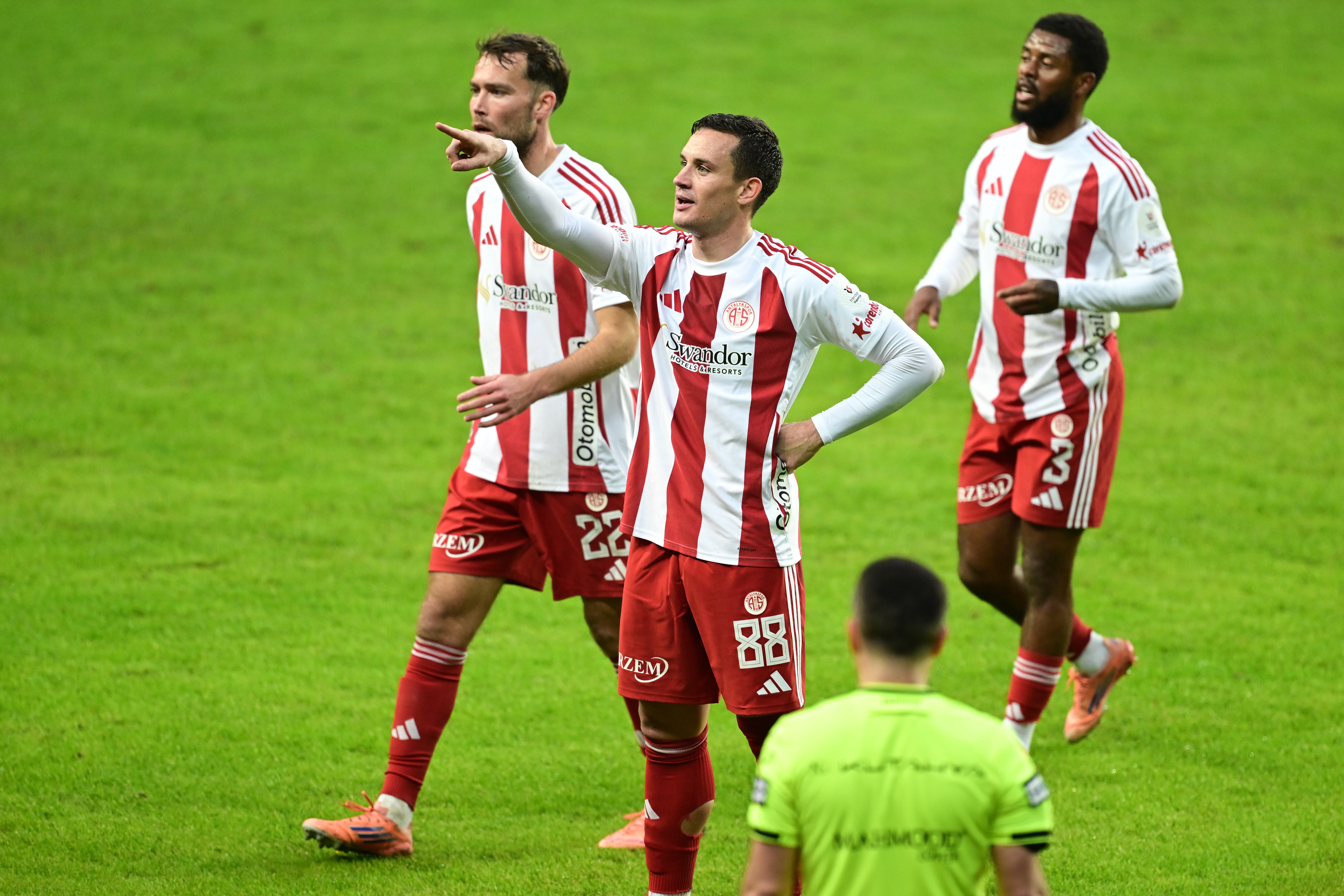 https://imgs.star.com.tr/imgsdisk/2026/01/29/antalyaspor-yarin-evinde--834.jpg