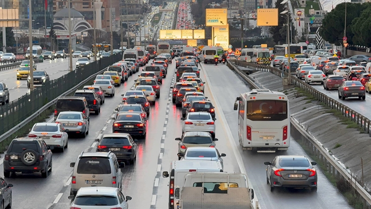 Araçlar güçlükle ilerledi! İstanbul'da trafik kilit