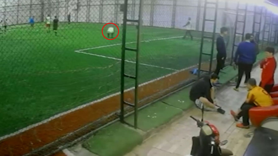 Halı sahada yürek burkan olay! Yere yığılıp kaldı