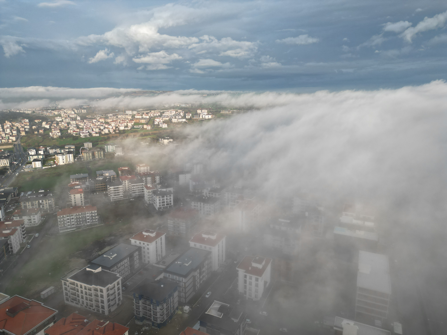 Kenti sis bulutları kapladı, göz gözü görmüyor: Trafikte zor anlar yaşandı