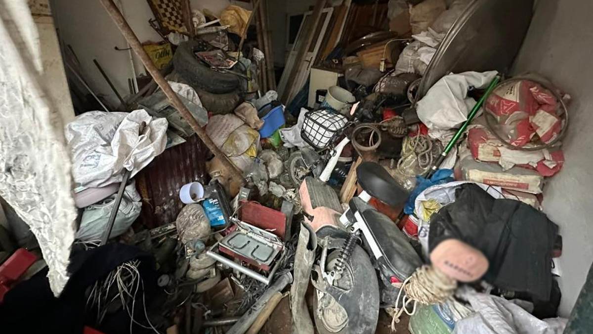 25 yıldır evinde biriktiriyor! Evden 20 kamyon çöp çıkarıldı