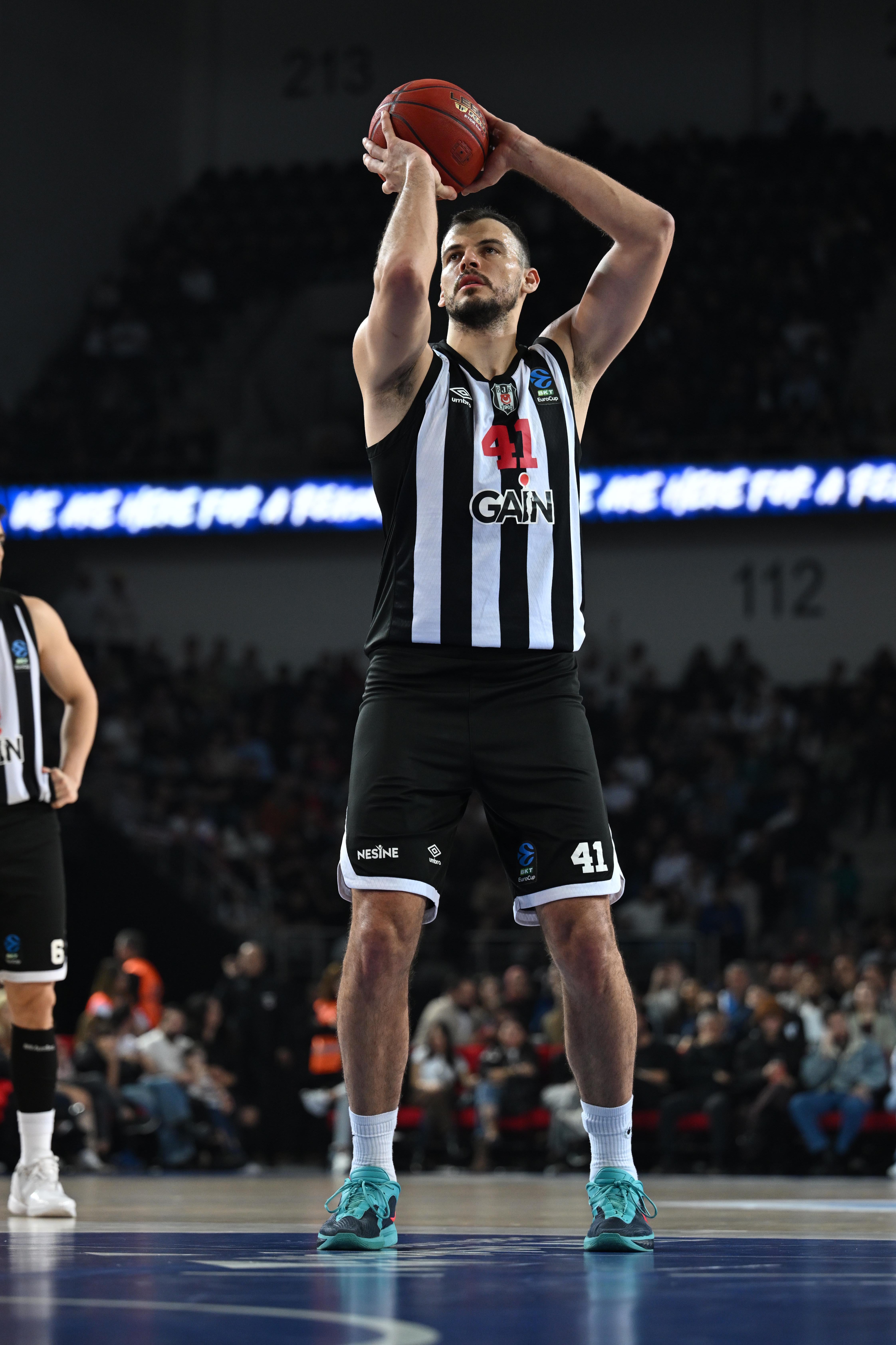 Beşiktaşlı basketbolcu Ante Zizic, ameliyat edildi