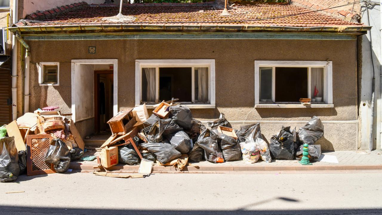 Çorum'da çöp ev vakası: 4 kamyon atık çıktı