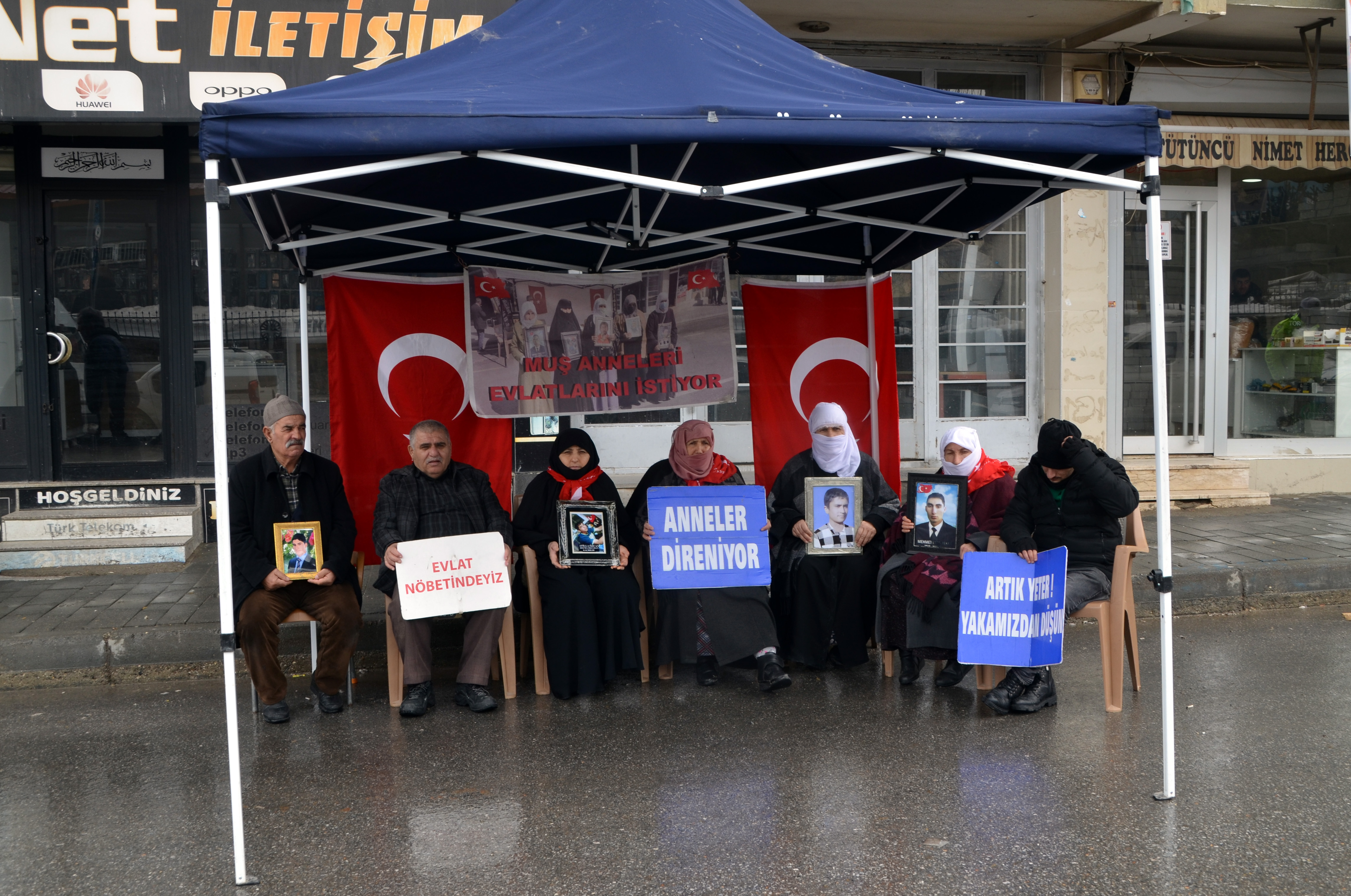 DEM Parti önünde evlat nöbeti: Sesimi duyuyorsan gel teslim ol