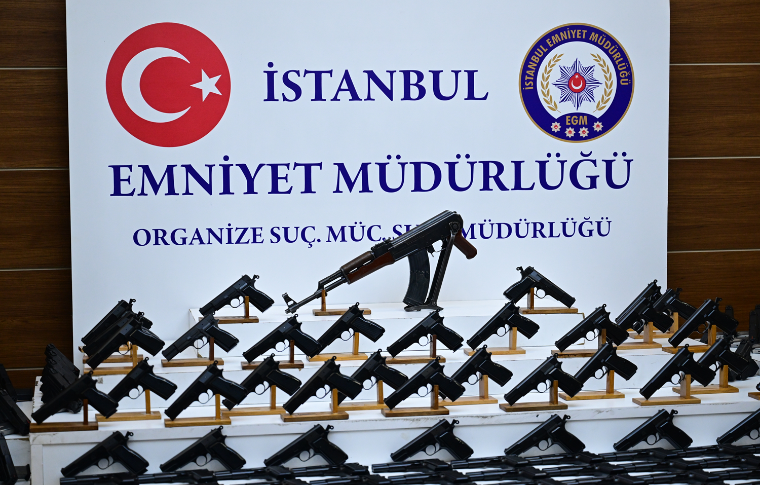 İstanbul'da suç örgütlerine darbe: Adreslerden cephanelik çıktı