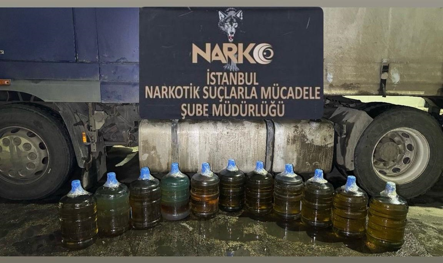 İstanbul'da zehir tacirlerine ağır darbe: Litrelerce uyuşturucu ele geçirildi