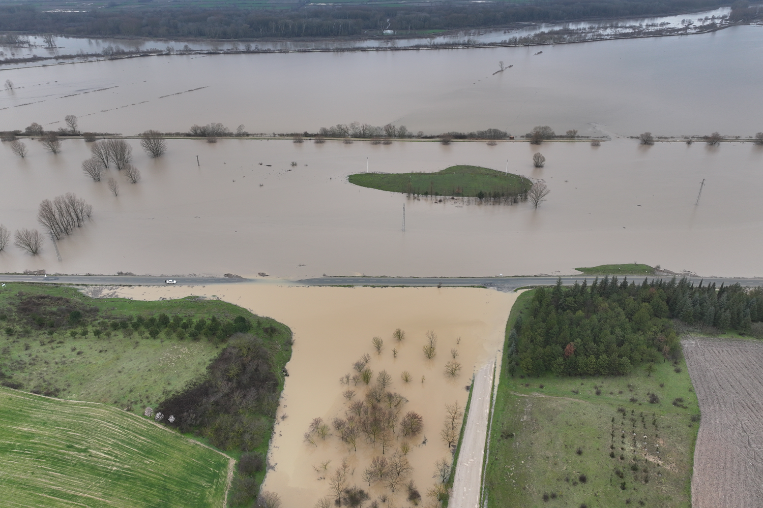 Meriç ve Tunca nehirlerindeki debi artışı sürüyor! Köy yolu sular altında kaldı