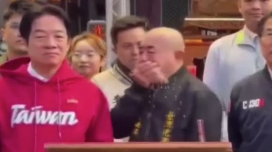 Norovirüs kapan yetkilinin talihsiz anları! Canlı yayında Devlet Başkanı'nın üzerine kustu