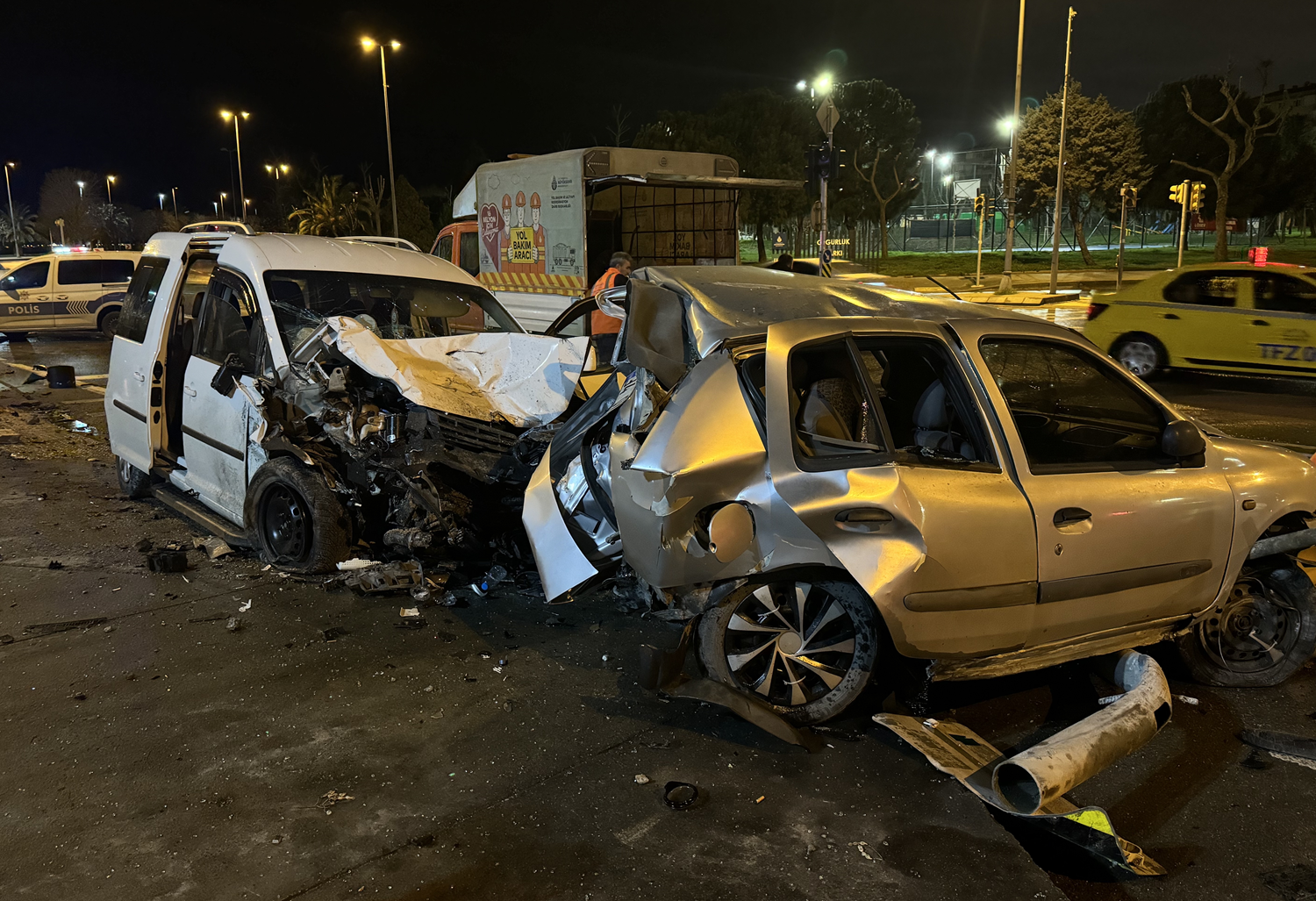 Park halindeki otomobile çarptı: Yaralılar var