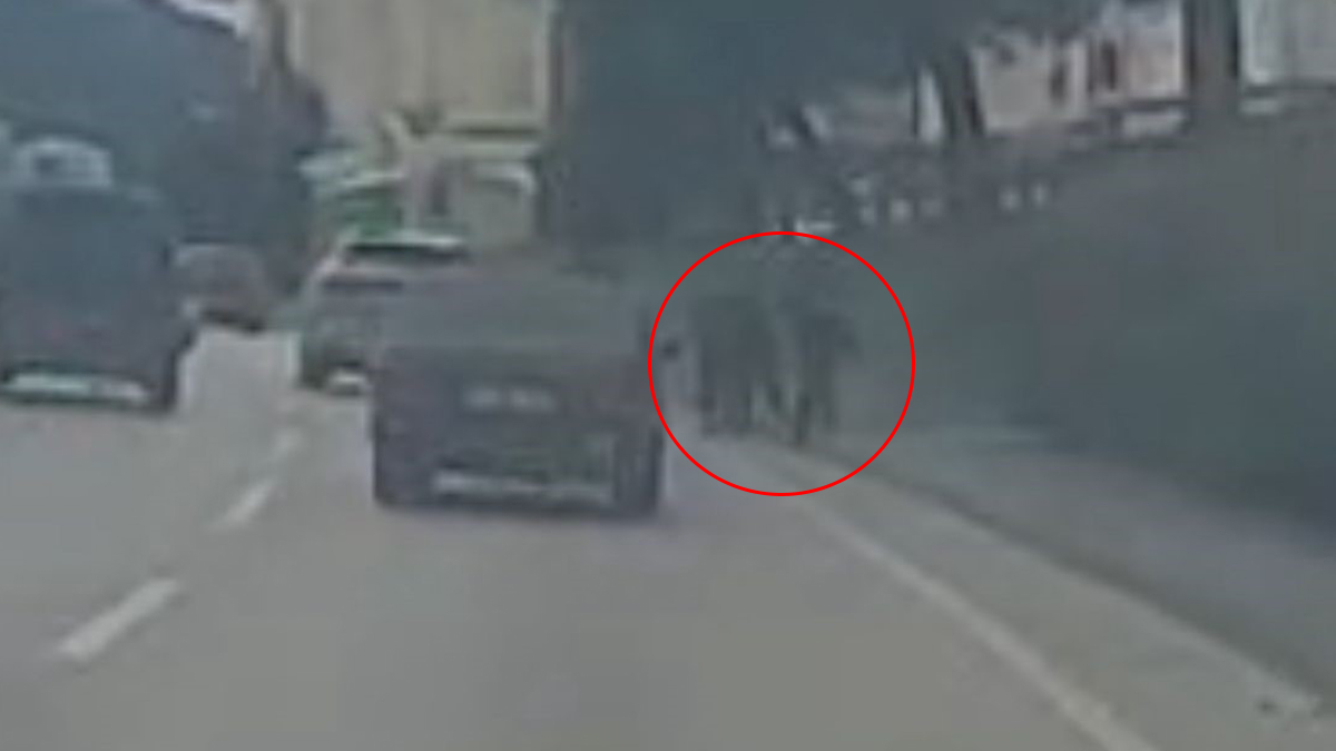 Trafikte korku dolu anlar: Çocukların üzerine araba sürdü