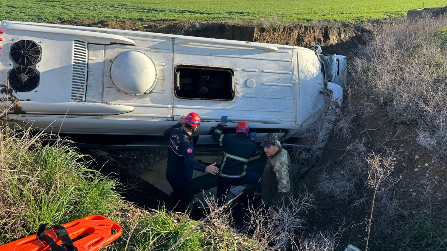 Adana'da facia gibi kaza: Öğrenci servisi dereye uçtu
