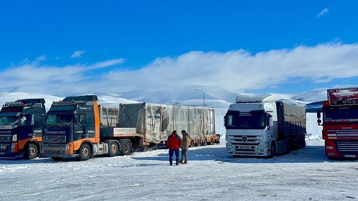 Ardahan'da tır geçişi durduruldu