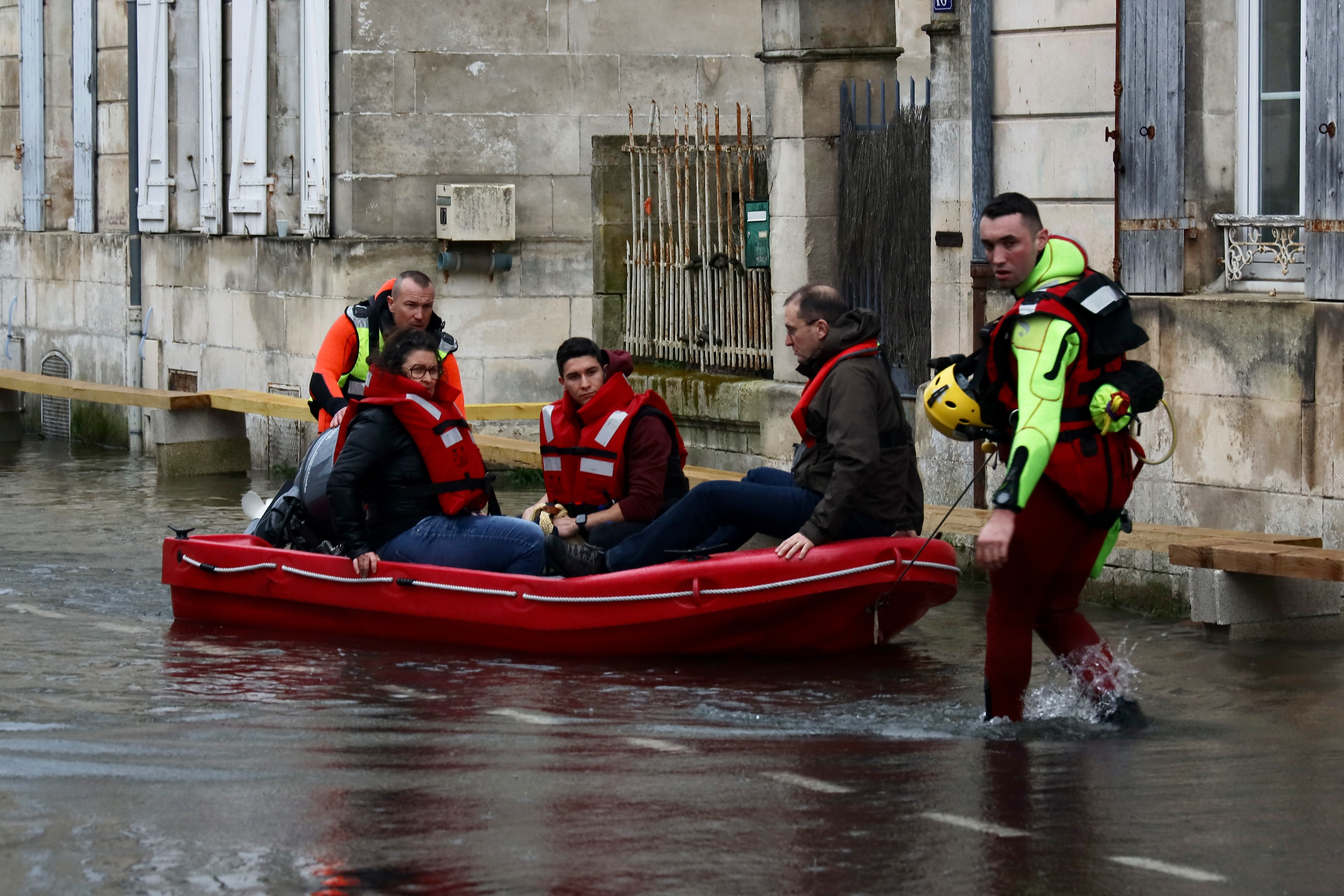Fransa'da Pedro Fırtınası alarmı: On binlerce hane elektriksiz kaldı