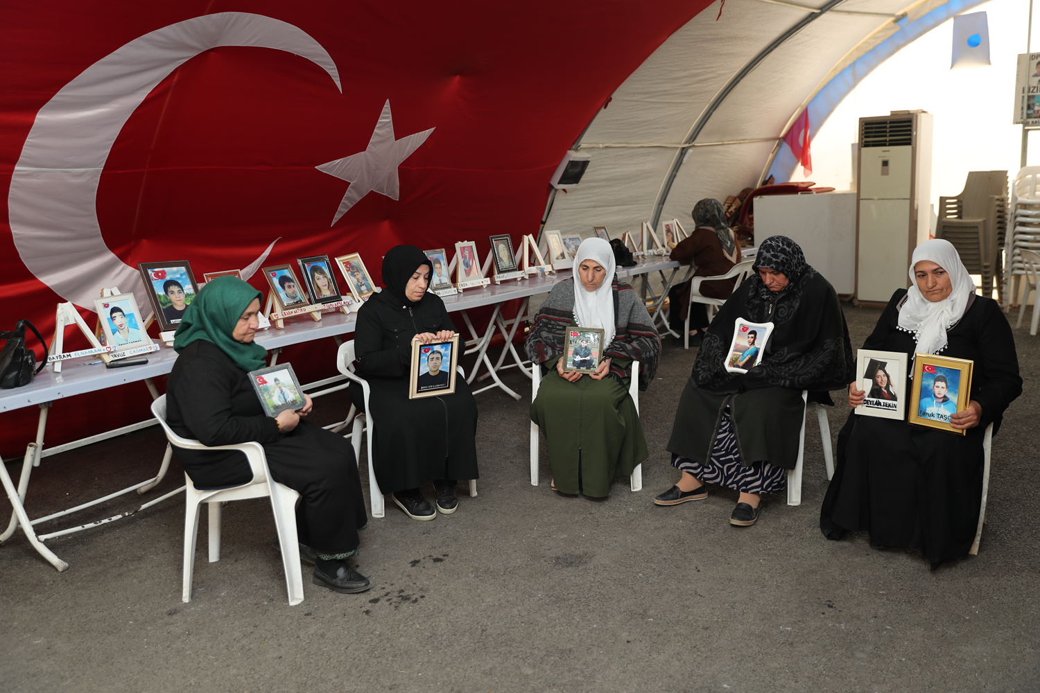 HDP il binası önünde evlat nöbeti: Dağda hiçbir evlat kalmayana kadar buradayız