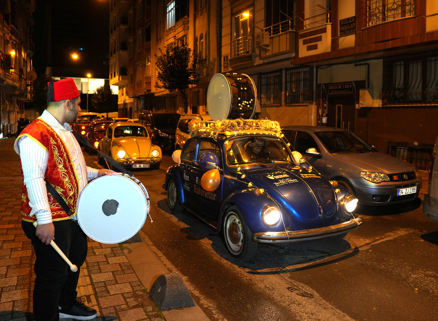 İstanbul'da davulcular manilerle vatandaşları sahura kaldırdı