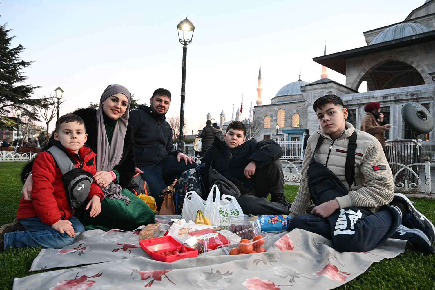 İstanbul'da ilk iftar! Vatandaşlar Oruç Baba Türbesi ve Sultanahmet Meydanı'nda buluştu