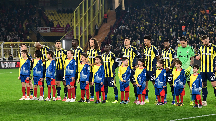 Maçın başında sakatlık! Fenerbahçeli yıldız devam edemedi
