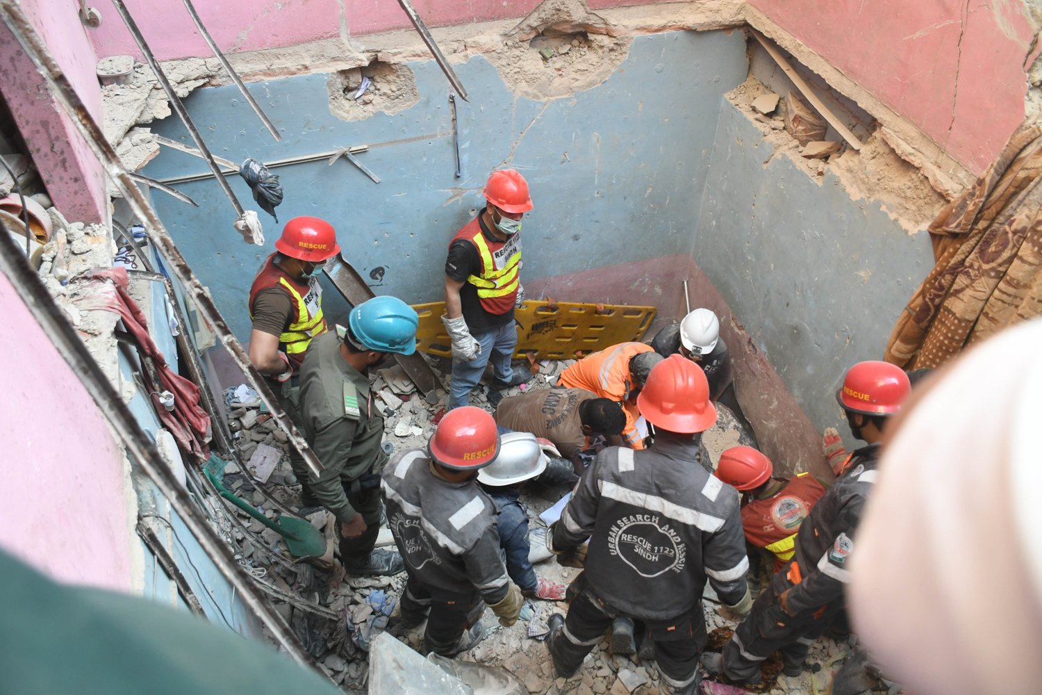 Pakistan'da apartmanda patlama: 4'ü çocuk 13 kişi hayatını kaybetti