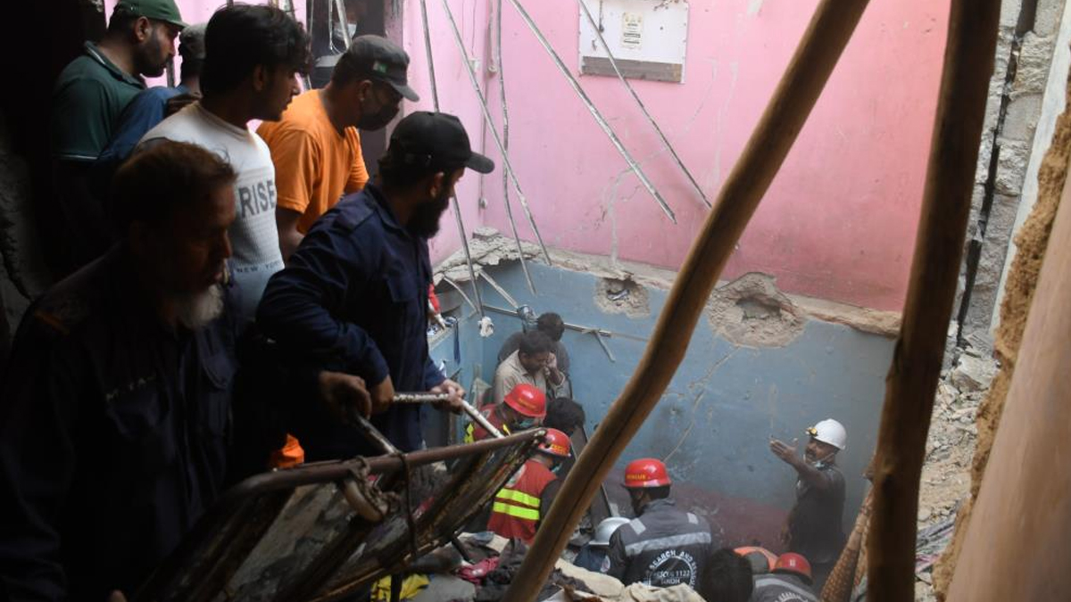 Pakistan'da üç katlı binada patlama! 16 kişi hayatını kaybetti