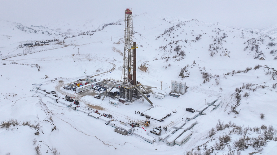 2,5 metre kara rağmen günlük 80 bin varil üretim! Gabar'da petrol akışı sürüyor