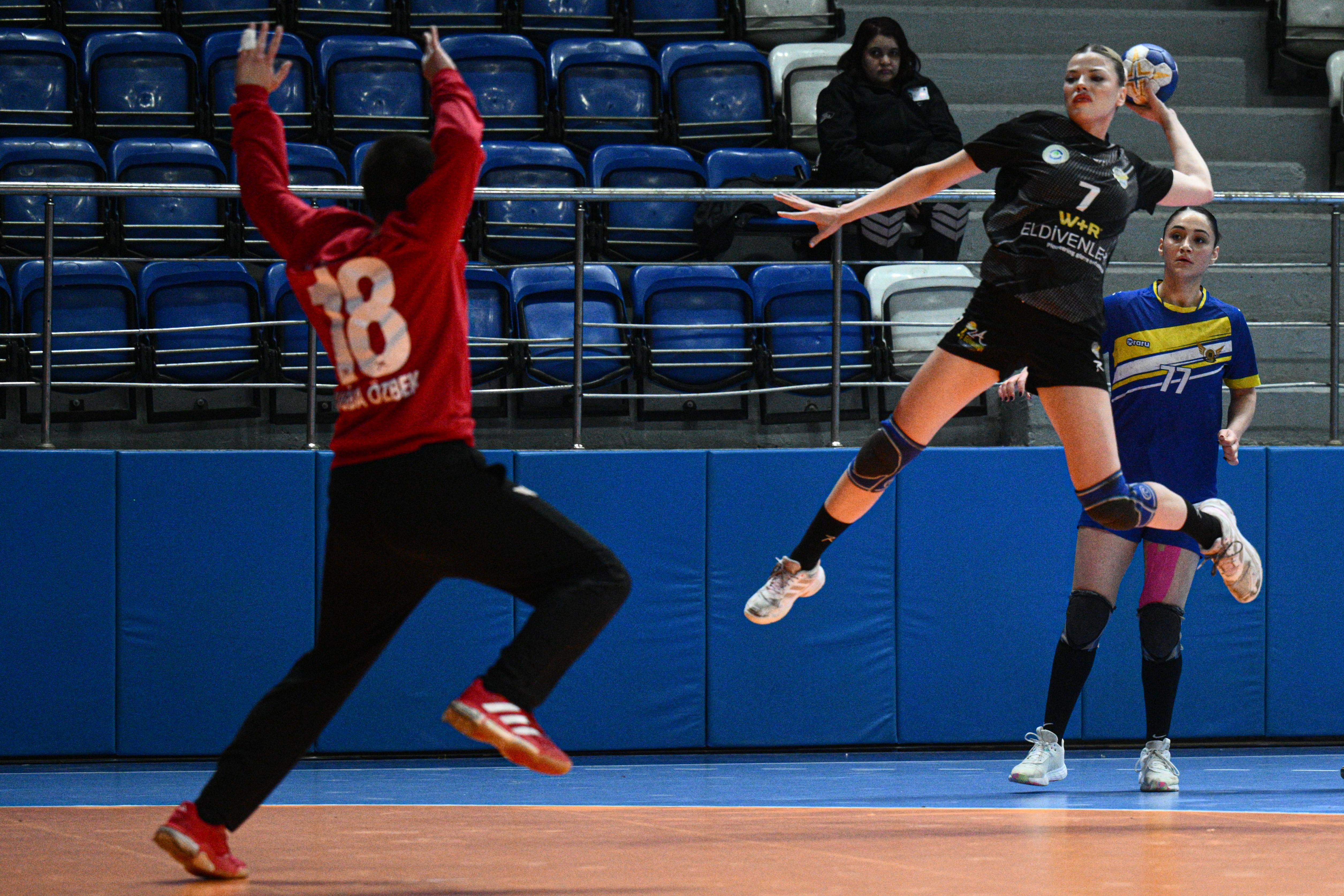 Hentbol Kadınlar Süper Lig'de heyecan devam ediyor